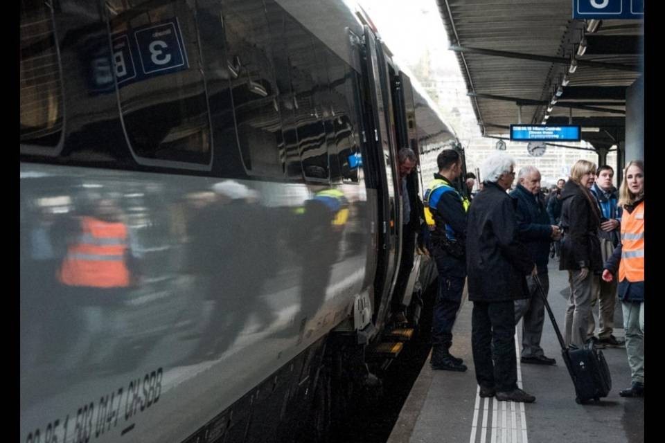 Troppi passeggeri sul treno: "Un viaggio da incubo"