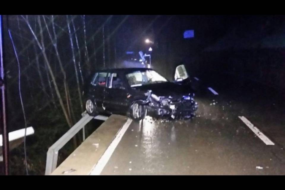 Auto in bilico e conducente scomparso