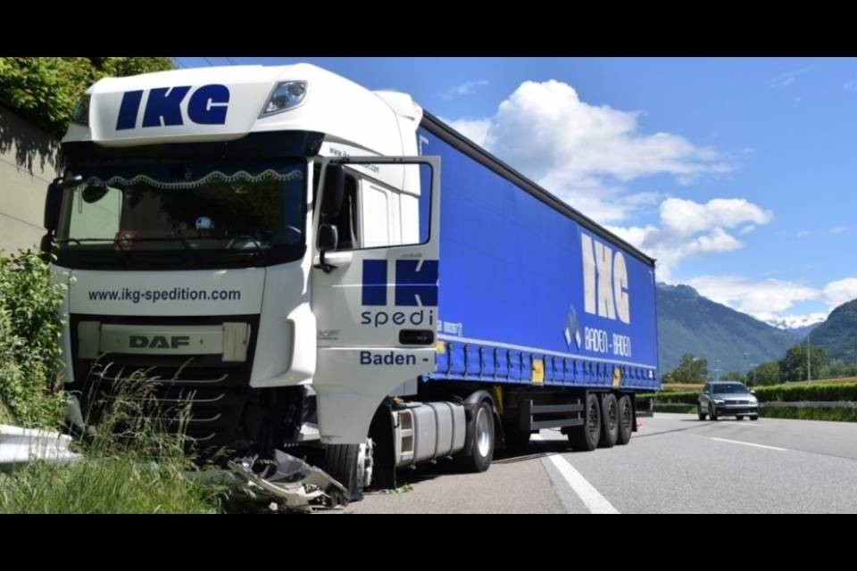 Galbisio, sbanda sull'A2 e finisce contro il guardrail