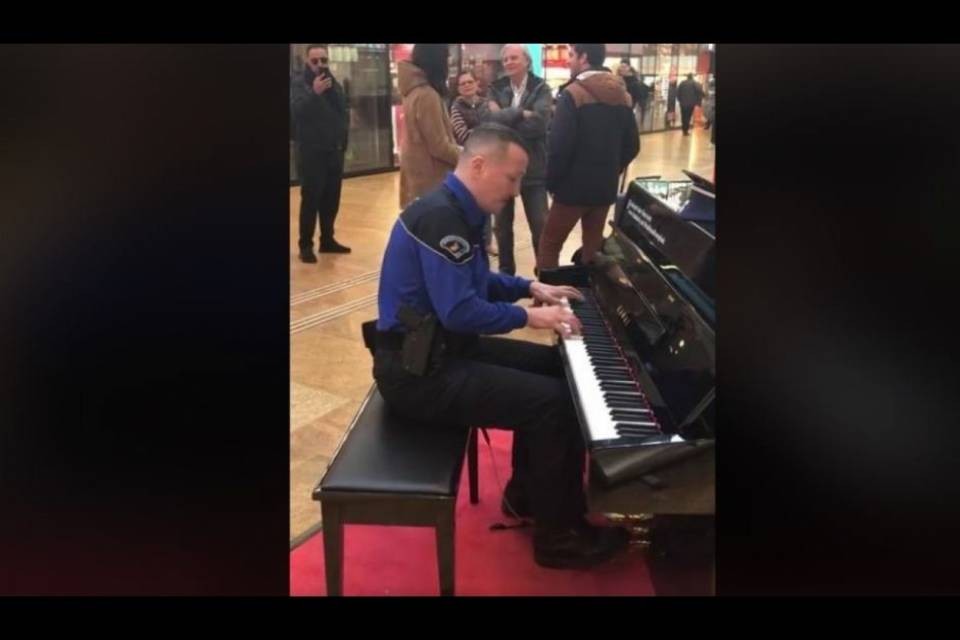 Poliziotto ginevrino suona "Imagine" in stazione: applausi per lui!