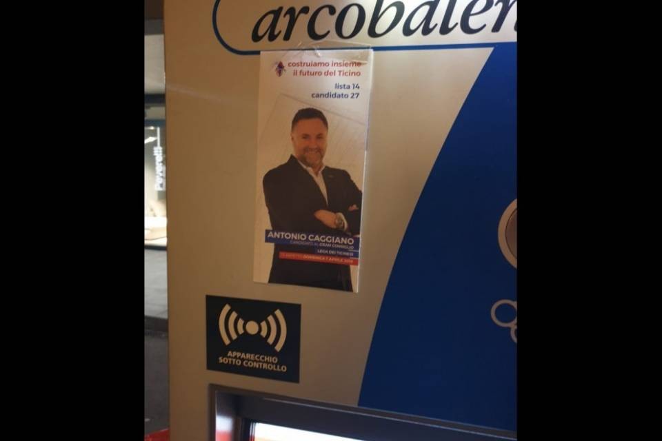 Il mistero dei santini abusivi del candidato