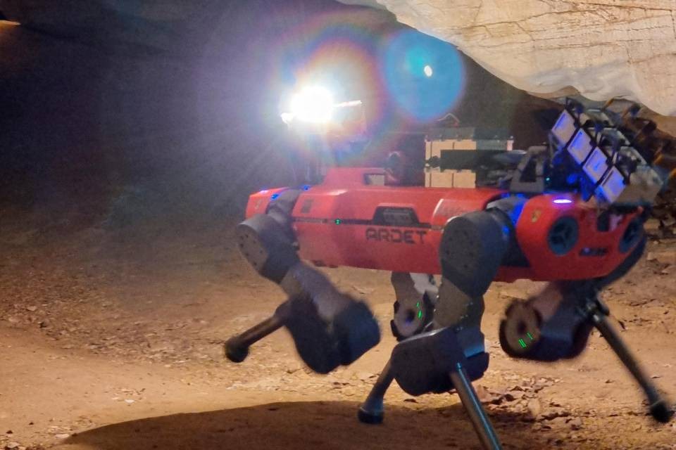 Il robot a quattro zampe di armasuisse S+T esplora una grotta nella finale della Darpa Challenge. Immagine Armasuisse