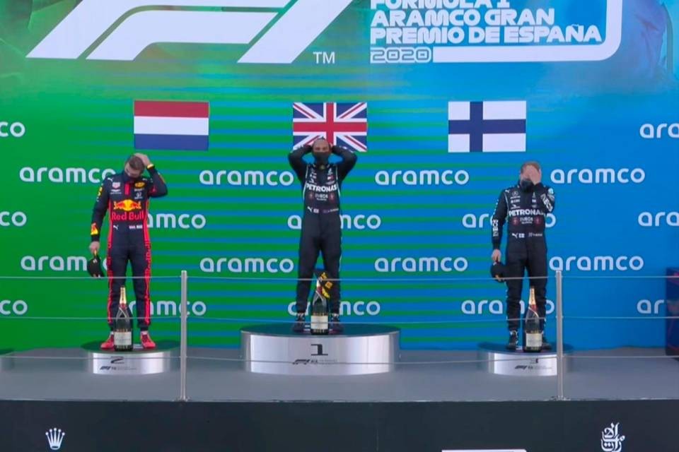 Il podio con al centro il vincitore Lewis Hamilton, Max Verstappen (secondo) alla sua sinistra e Valtteri Bottas (terzo) alla sua destra.