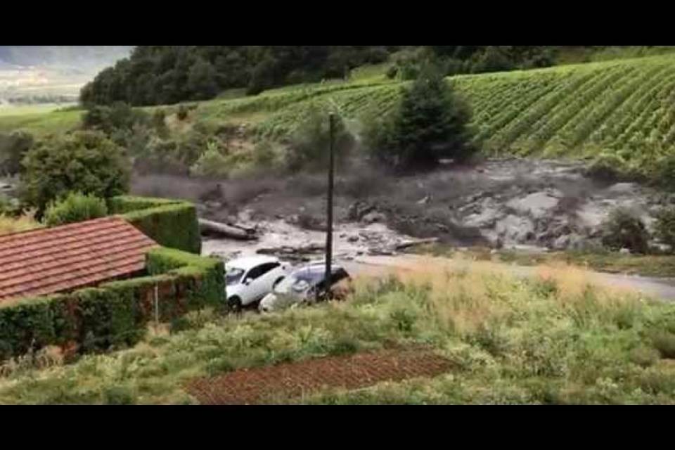Auto travolta dal fiume: si cerca una bambina di 6 anni
