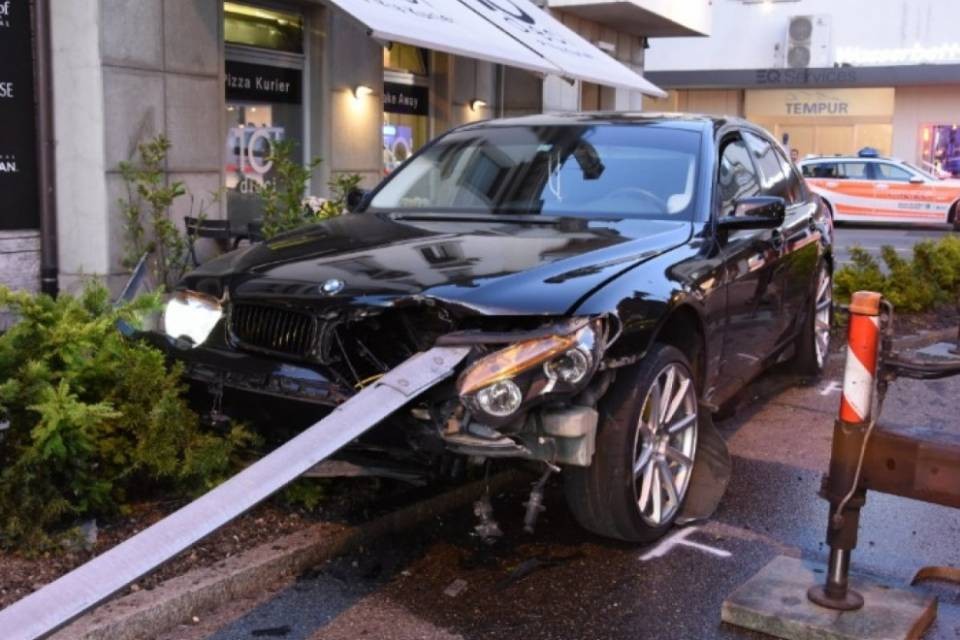 Senza patente, esce di strada con l'auto della madre
