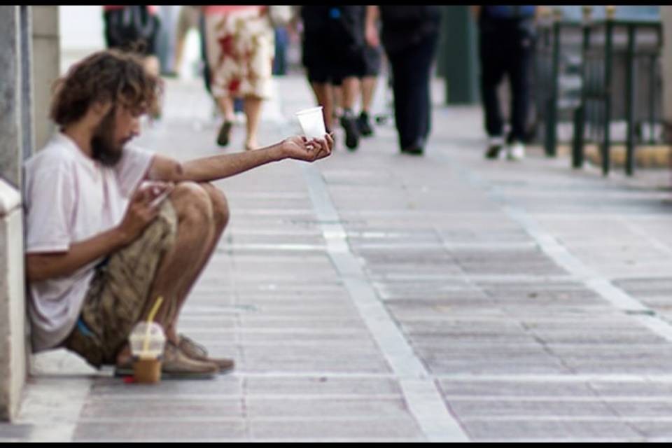 Rischio povertà: giovani svizzeri meglio dei coetanei europei