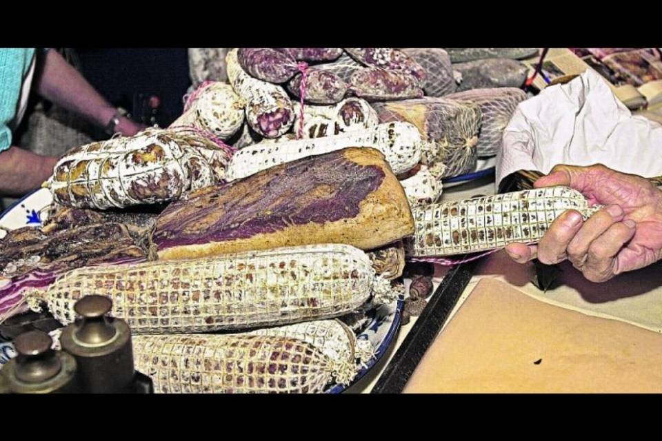 Contrabbandò 30 tonnellate di salumi: commerciante italiano nei guai