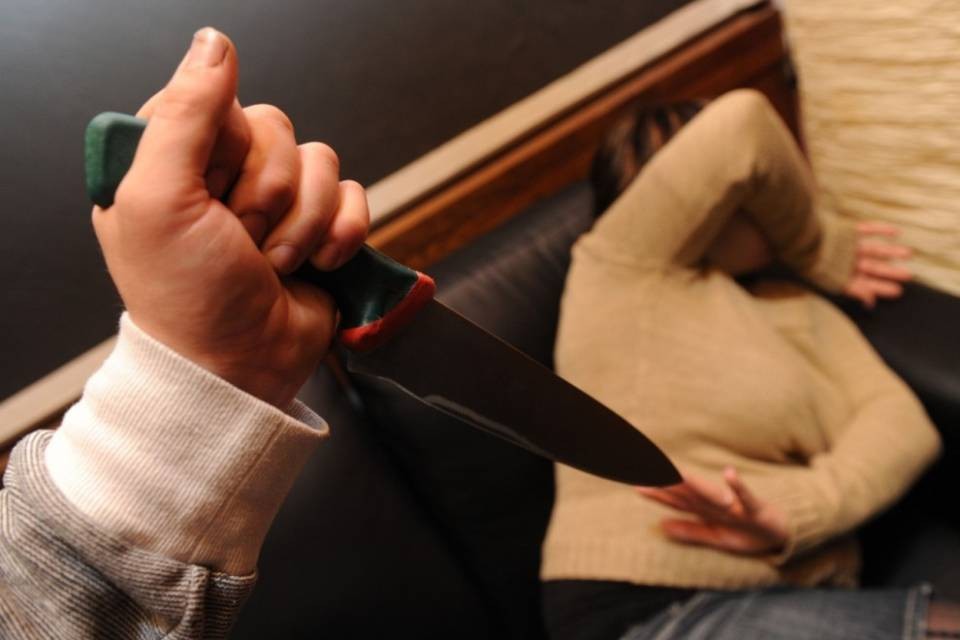 Accoltellò la moglie, 28 mesi