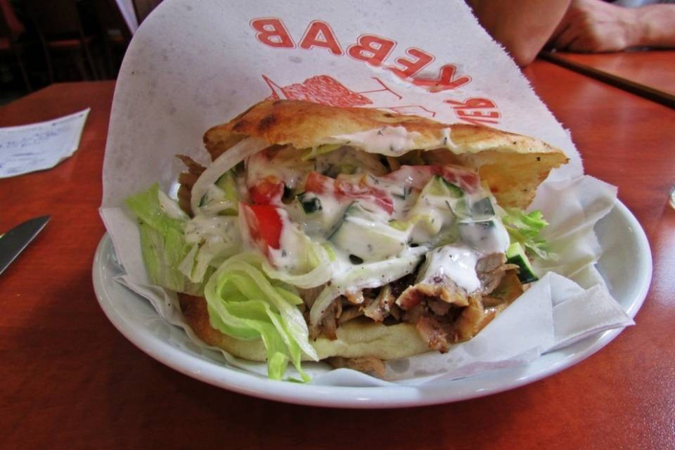 "Farò di te un kebab": picchia il vicino e viene espulso