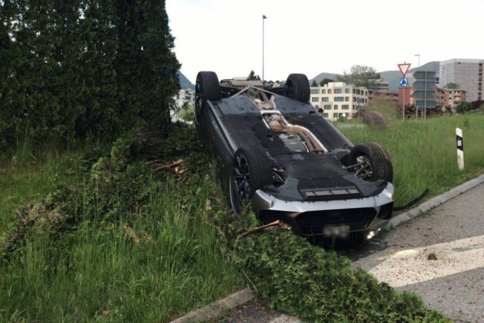 Perde il controllo dell'auto e si rovescia