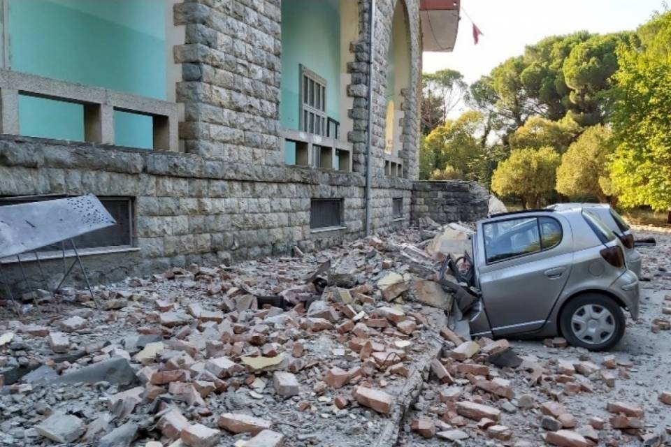 La terra continua a tremare in Albania