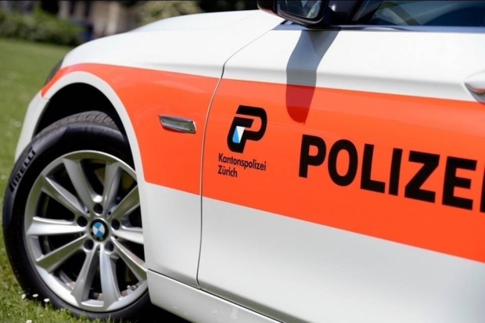 Bimbo rimane bloccato in auto, interviene la polizia