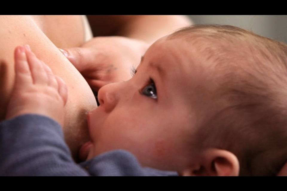 "Mamme, non usate il reggiseno finché siete giovani"