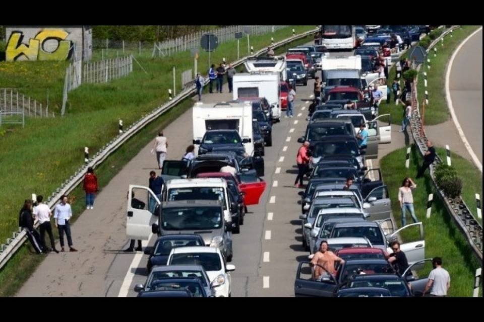 Ticino nella morsa del traffico: colonna di 16 km al Gottardo