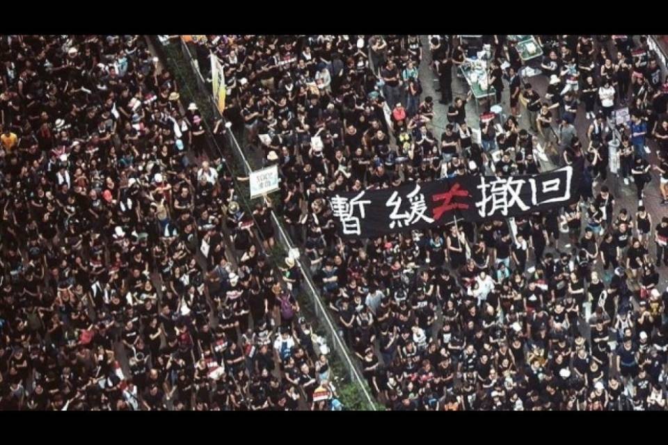 Devastazioni e gas, a Hong Kong si riaccende la protesta
