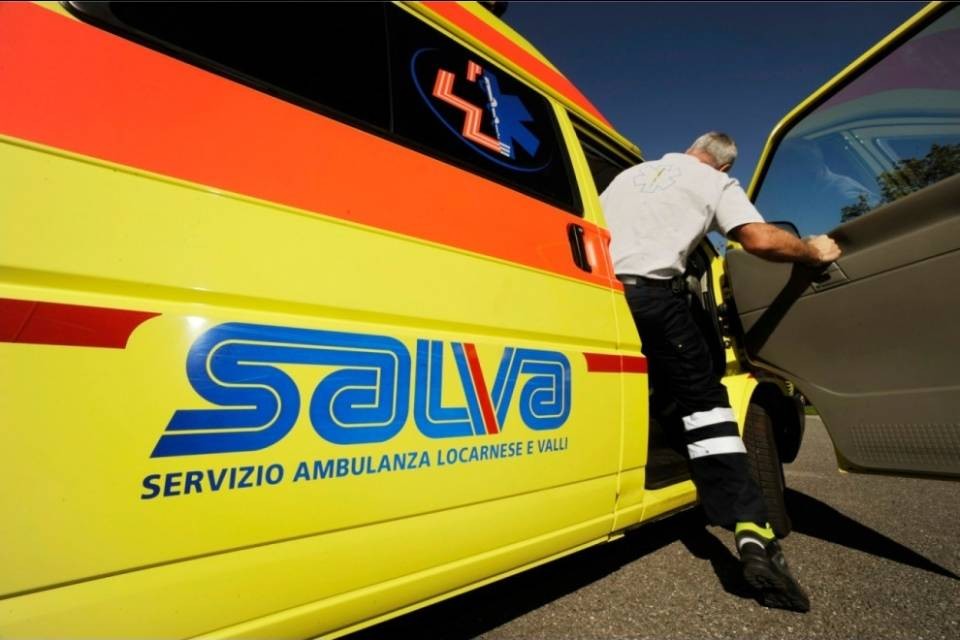 Finisce contro un palo, grave un 80enne