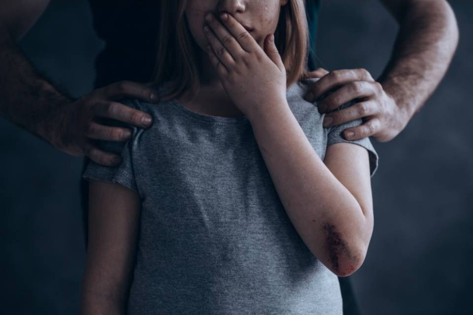 Abusava della figlia minorenne e disabile del'ex compagna