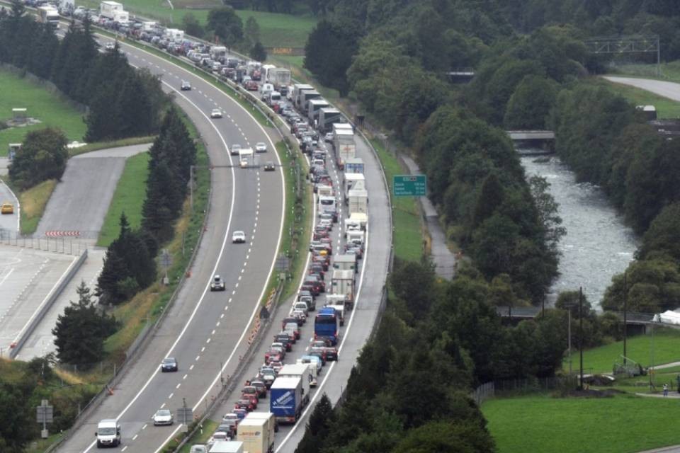 Code al Gottardo: "Basta avere solo effetti negativi"