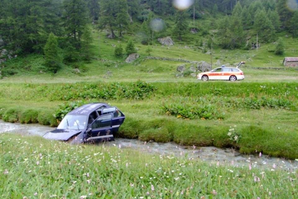 Auto nel fiume a Poschiavo