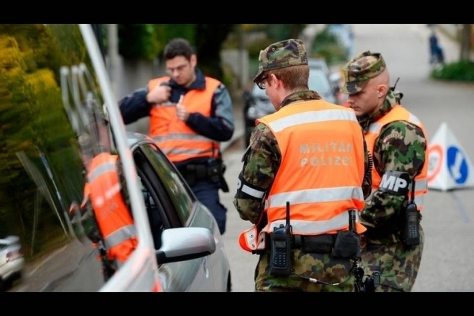 Migranti, polizia militare in caso di necessità