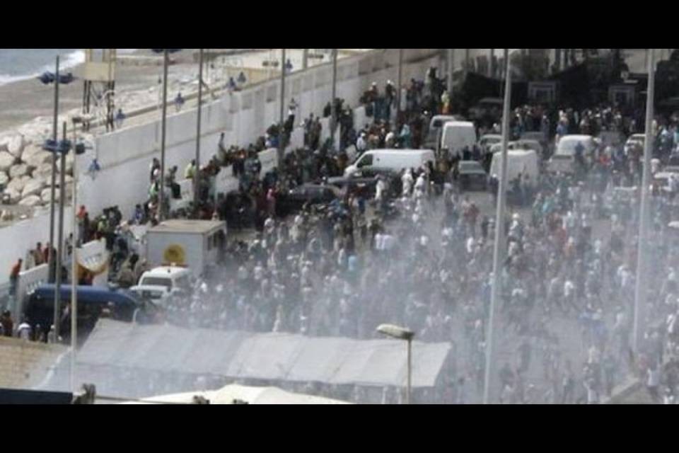 Centinaia di migranti forzano la frontiera a Ceuta