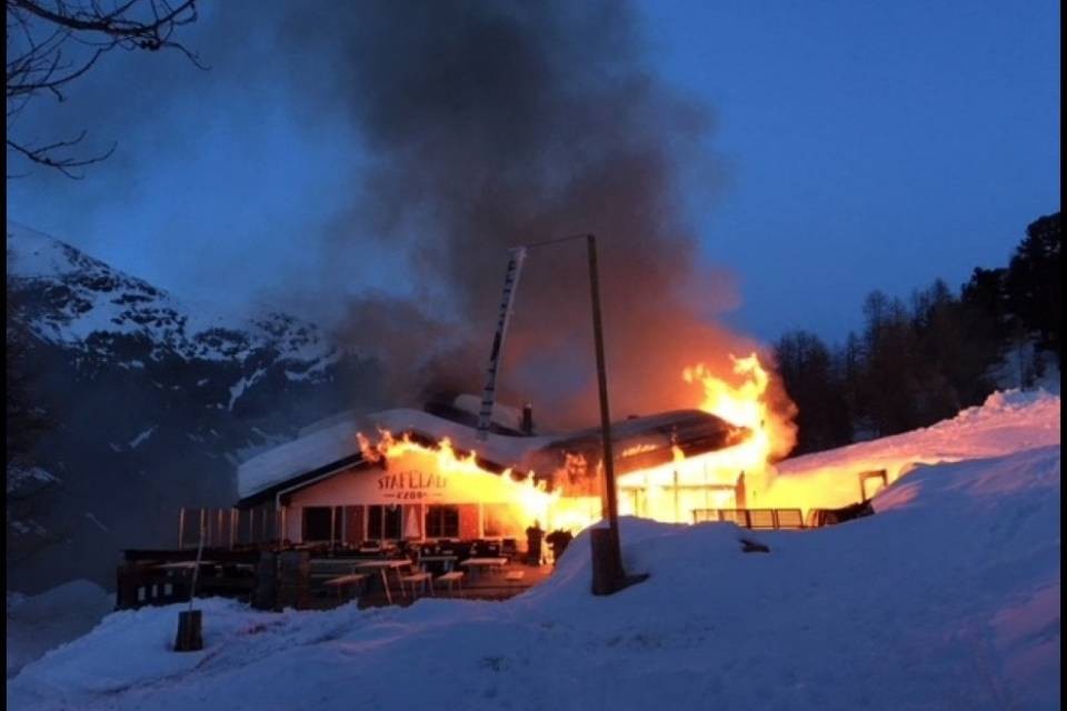 Ristorante di montagna in fiamme