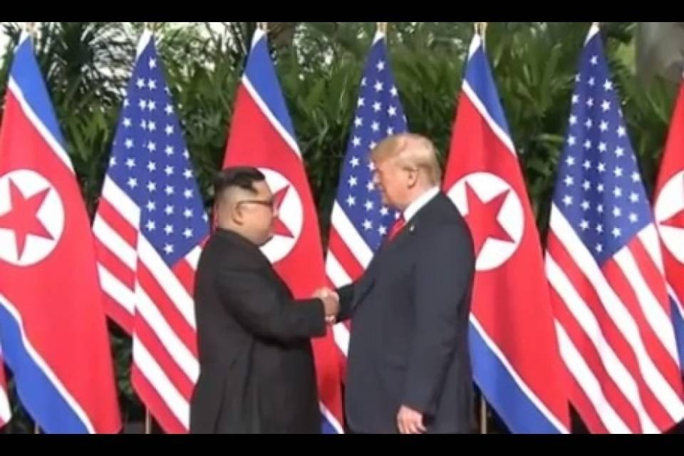 Storica stretta di mano tra Kim e Trump