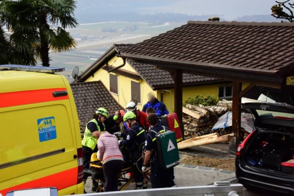 Cugnasco: anziano cade da un sentiero per circa 20 metri