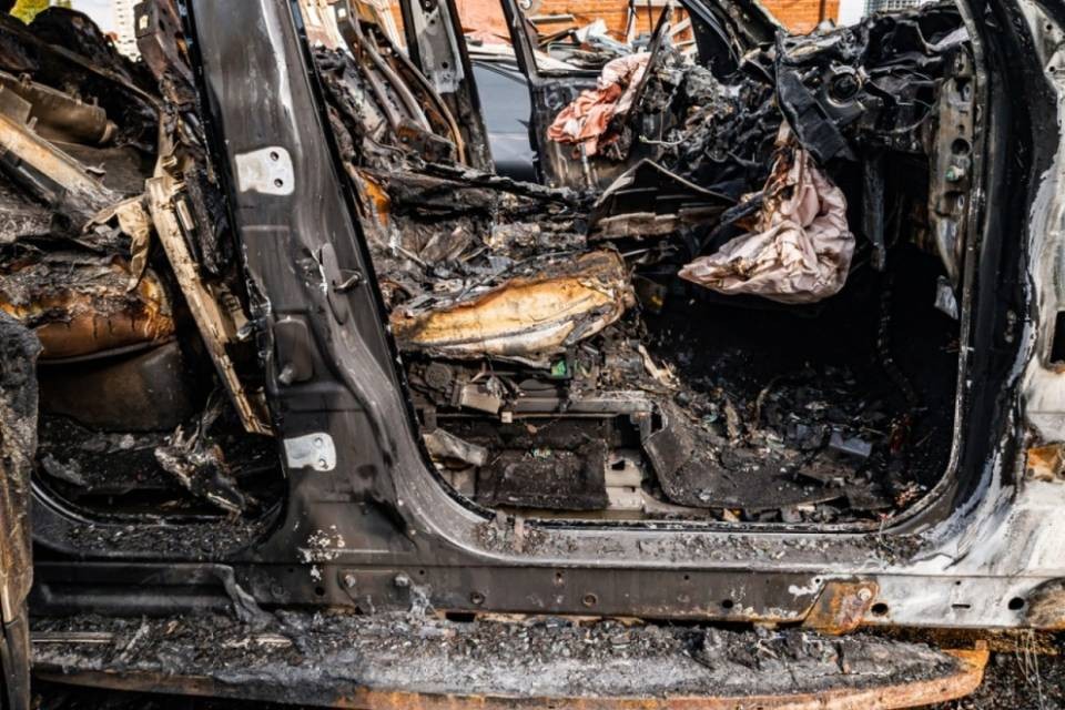 Luino, brucia l'auto della ex e sequestra un testimone