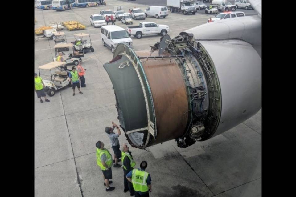 L'aereo perde pezzi, paura su un volo della United