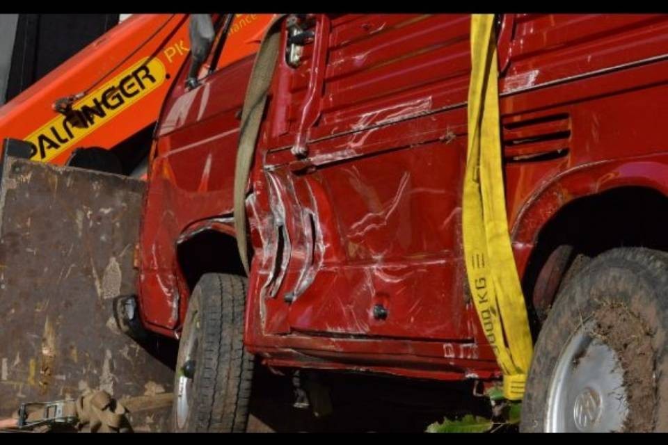 Malvaglia, esce di strada con il furgoncino e finisce nella scarpata