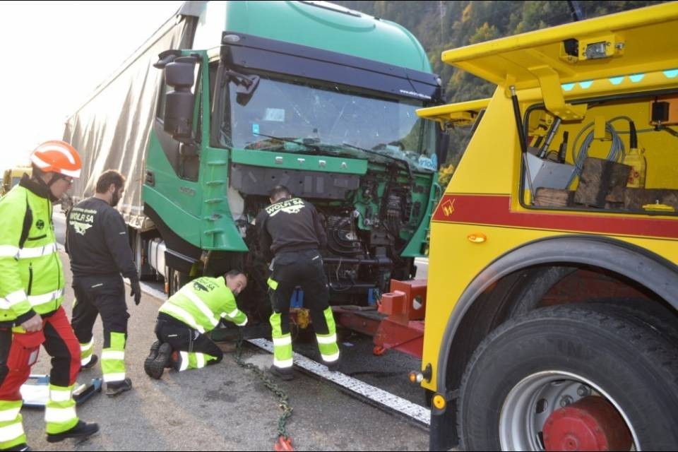Due camion si tamponano al San Gottardo