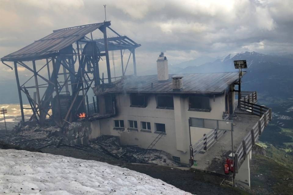 In fiamme la vecchia stazione alpina di Cassons