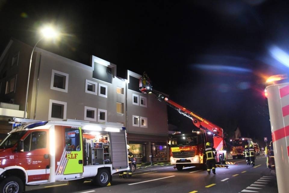 Incendio in un condominio, una persona all'ospedale