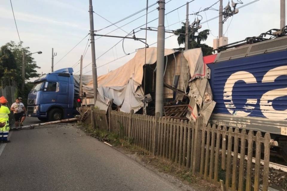 Treno merci travolge camion