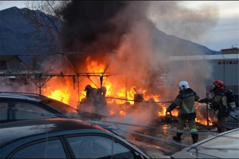 Veicoli in fiamme a Gordola