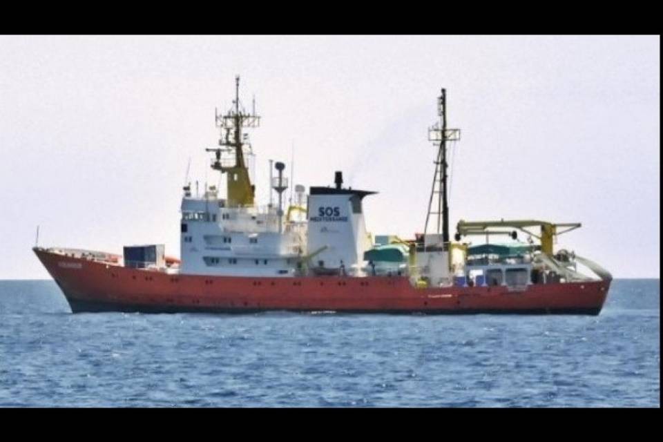 "Sbarcare immediatamente i 162 naufraghi salvati"