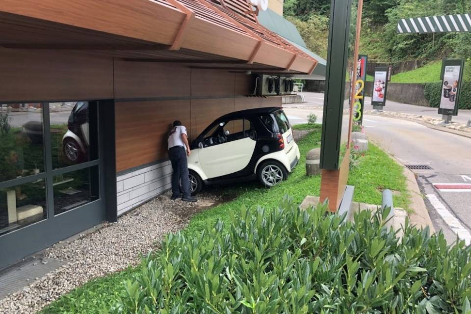 Dimentica il freno a mano, l'auto finisce contro il McDonald's