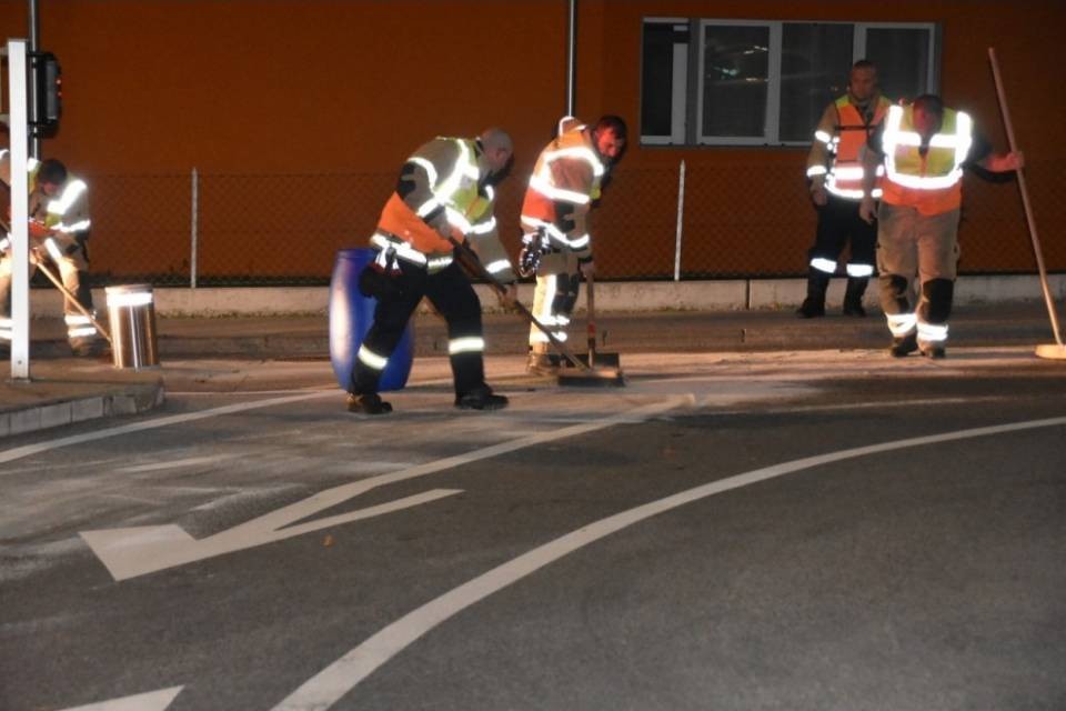 Auto urta un dissuasore a Rancate: i pompieri recuperano i liquidi inquinanti