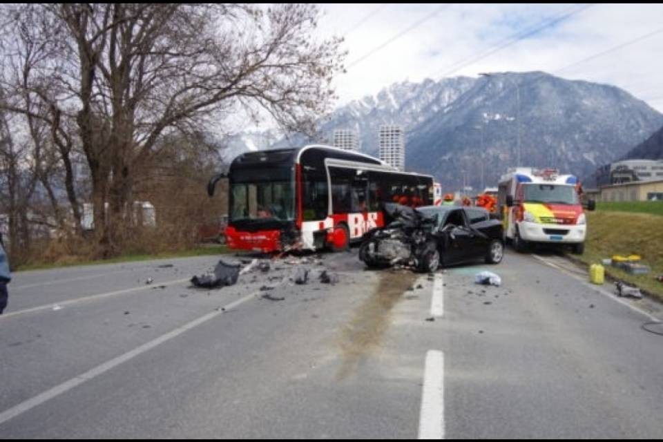 Scontro tra bus e auto a Coira, un morto e vari feriti