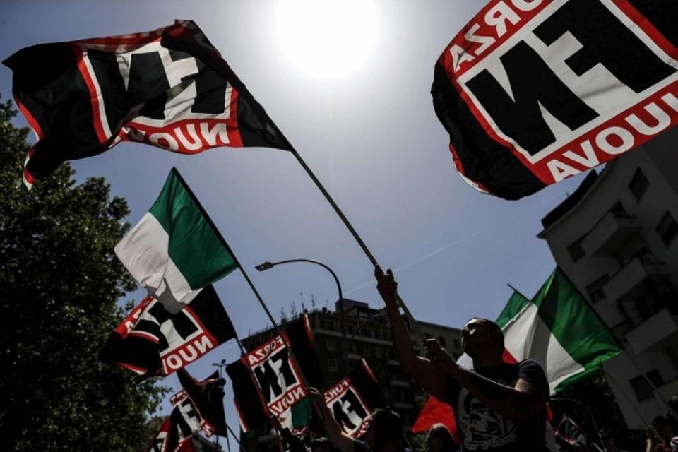 Lo striscione della vergogna: "Mussolini per mille anni"