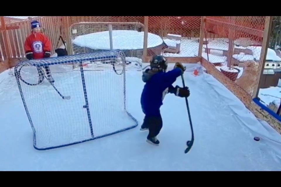 Bimbo di 8 anni incanta con il puck