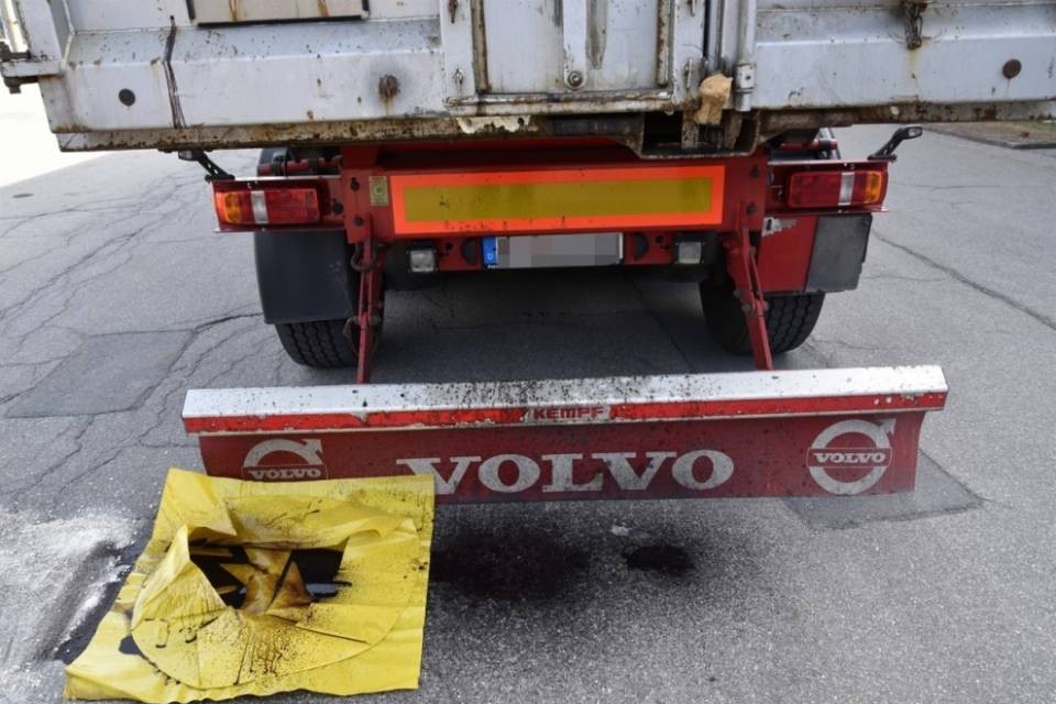 Camion fermato sull'A13: dal rimorchio fuoriusciva del liquido