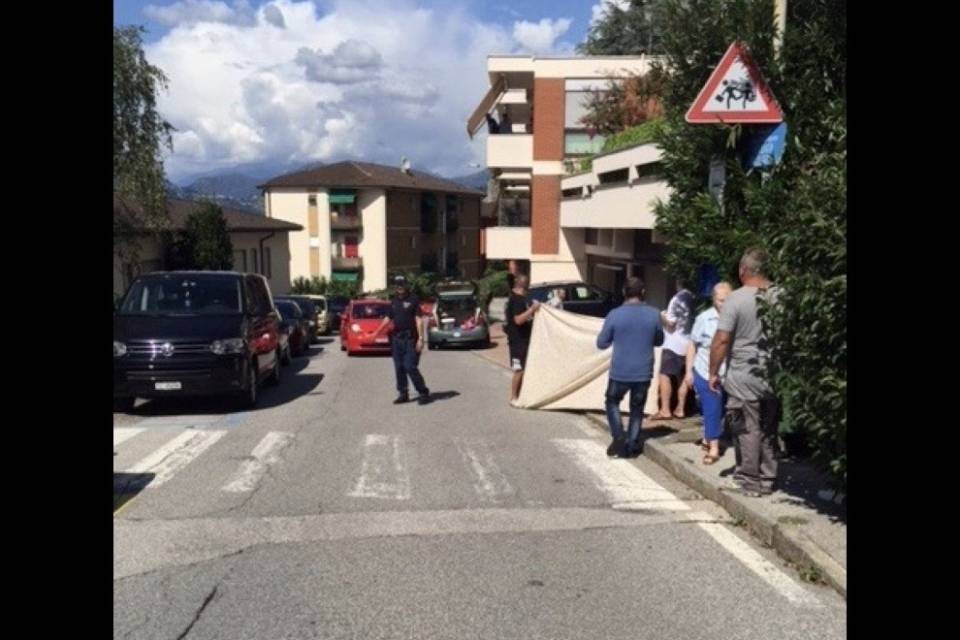 Giovane investito sulle strisce a Campione