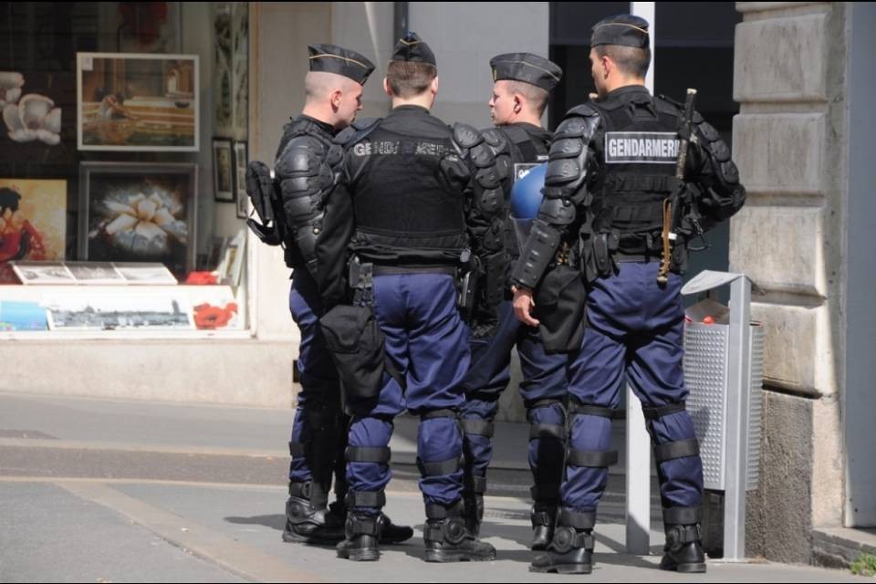 Francia, è caccia a un immigrato afghano