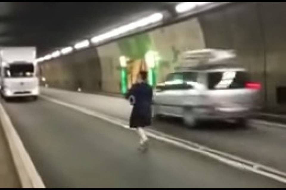 San Gottardo, uomo in kilt suona la cornamusa