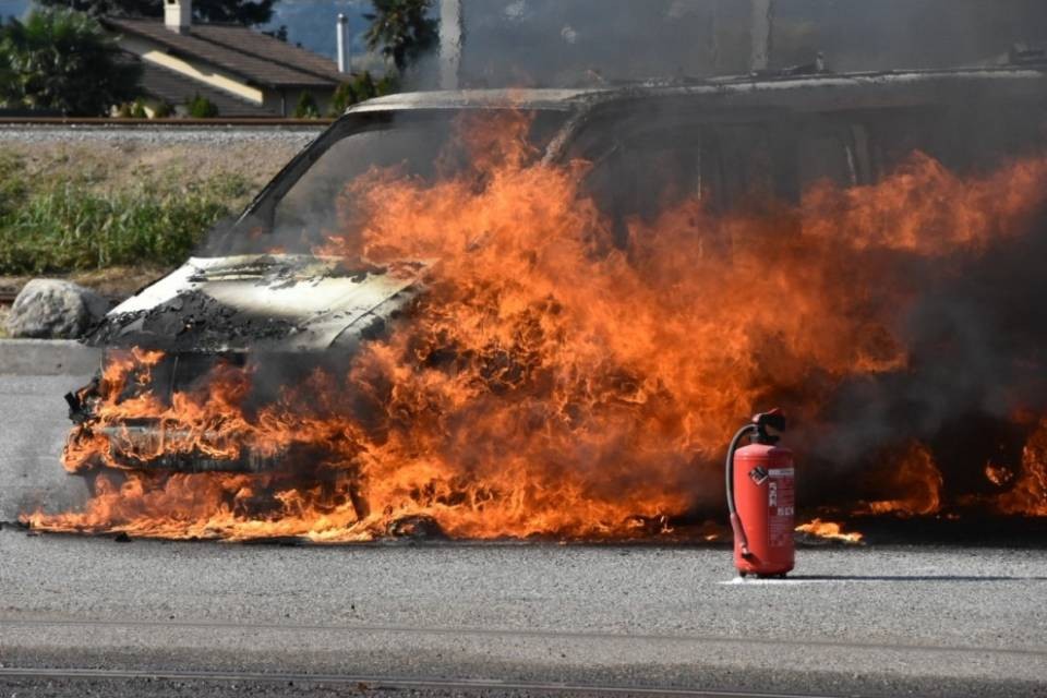 Furgone parcheggiato distrutto dalle fiamme