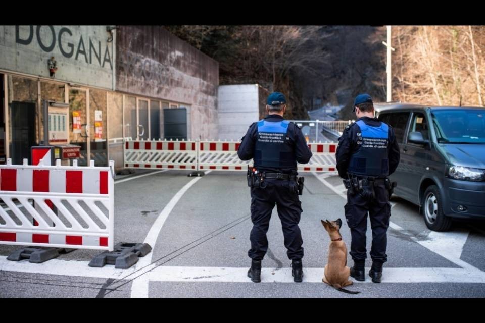 Multa di 100 franchi per chi si reca oltre confine a far spesa