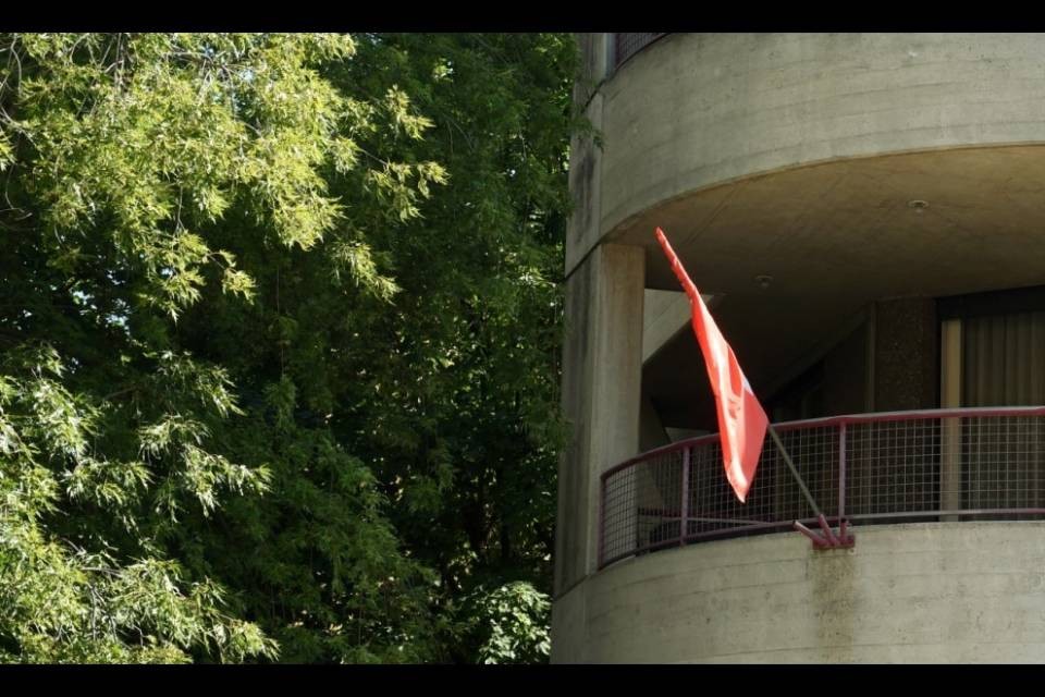 Di nuovo levate le bandiere in via Monte Boglia