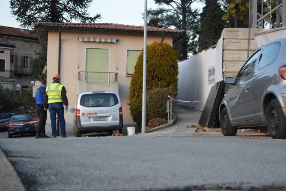 Una gru perde il carico, operaio in fin di vita